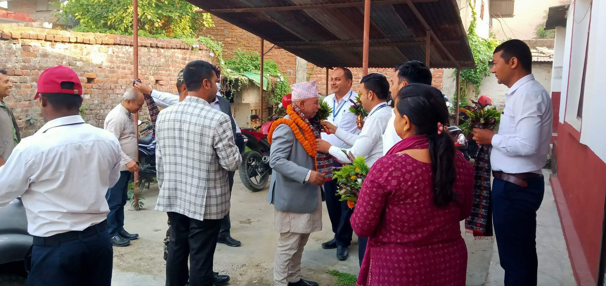 सम्माननिय कृषि तथा पशुपंछी मन्त्री डा. बेदुराम भुषाल ज्यु द्वारा कार्यालय अनुगमन ।